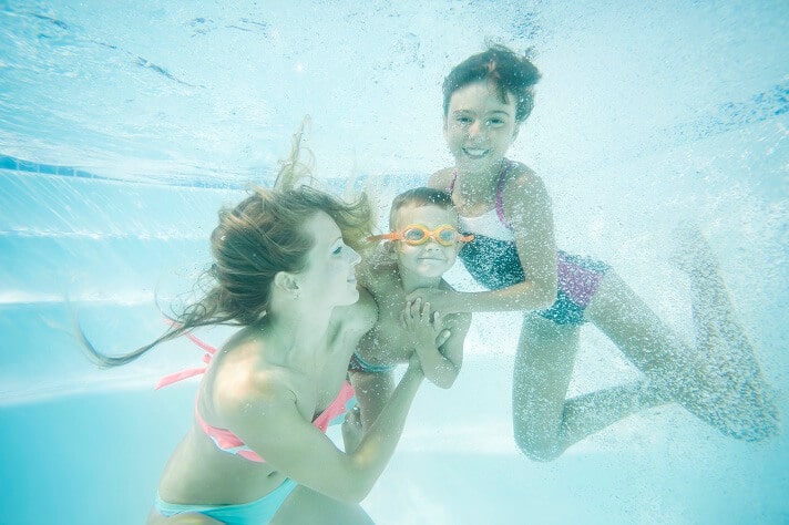 happy-family-swimming-underwater-mother-son (1)